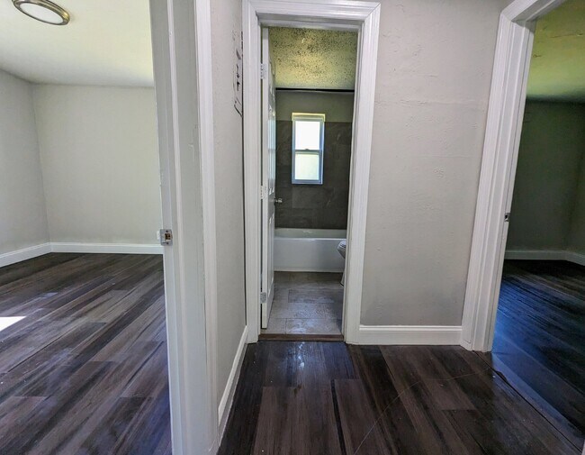Foto del edificio - "$200 OFF MOVE-IN SPECIAL! Cozy 2-Bedroom, 1-Bath Apartment – 700 Sq Ft of Open Living Space with...