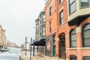 Building Photo - 866 W Aldine Ave