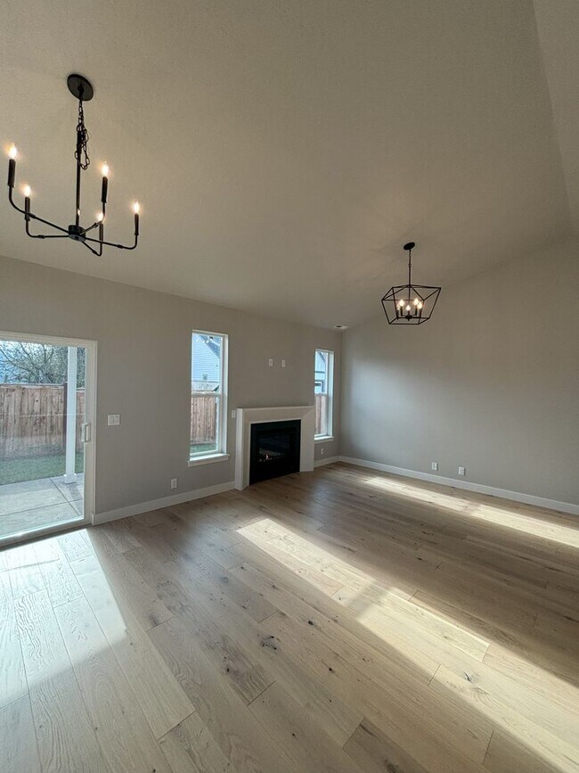 Foto del edificio - Gorgeous Built 3 Bed/ 2 Full Bath Home clo...