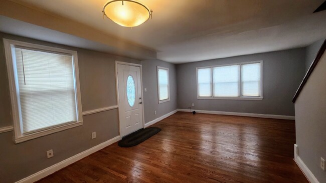 Building Photo - "Spacious 4-Bedroom Townhouse in Vibrant W...