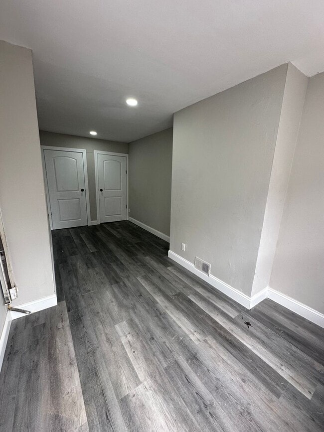 Building Photo - 4 bed, 2 full bath rowhome