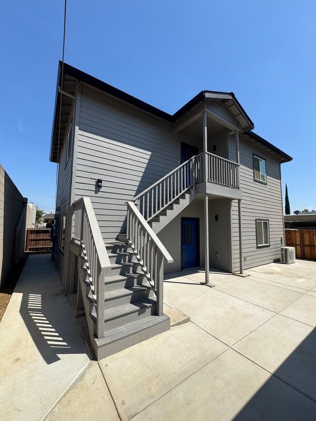 Building Photo - 629-629 N Sacramento St