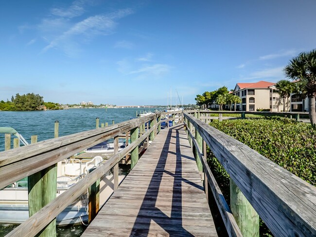 Building Photo - Beautiful 2 Bedroom 2 Bath Waterfront Bouc...