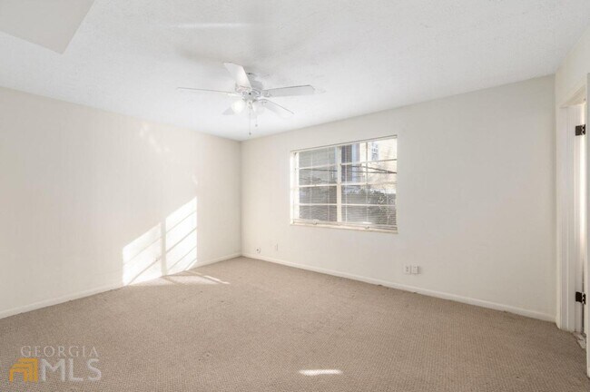 Foto del edificio - 11 Peachtree Hills Ave NE