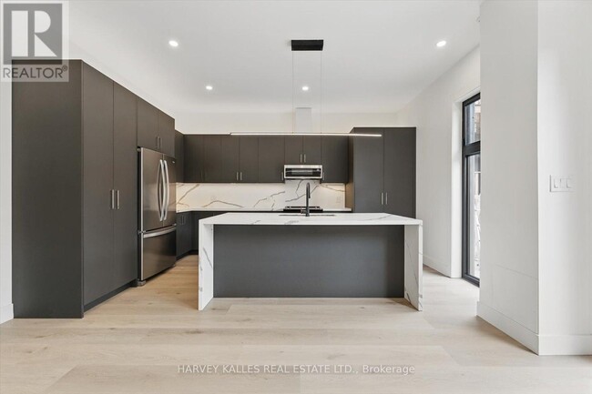 Building Photo - 1064 Dufferin St