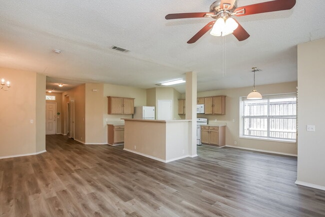 Building Photo - 322 Oakhurst Dr