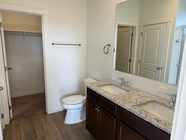 Foto del edificio - 7853 E Beaufort St