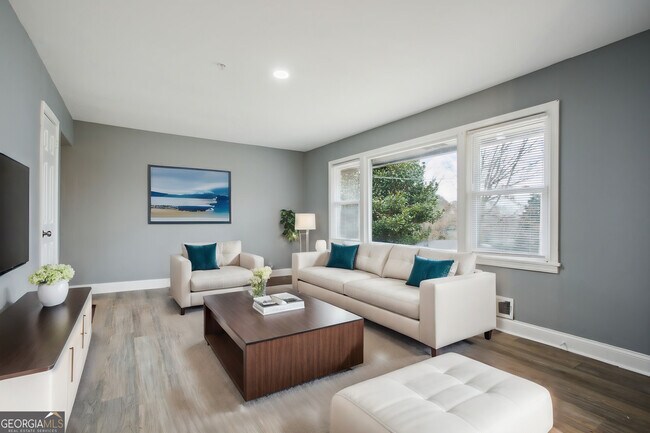 Building Photo - 1402 Shadowbrook Dr