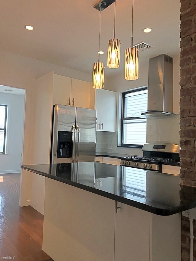 Building Photo - 2 br, 1 bath  - 7342 192nd St second floor