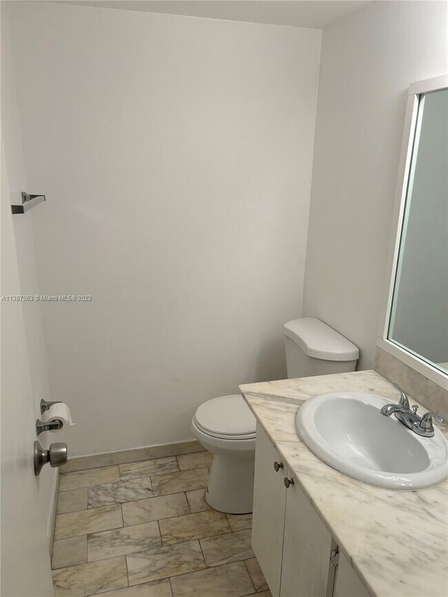 Foto del edificio - 2640 NE 135th St
