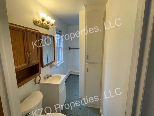 Building Photo - 3 bed 1 bath 2nd floor apt in duplex (fant...