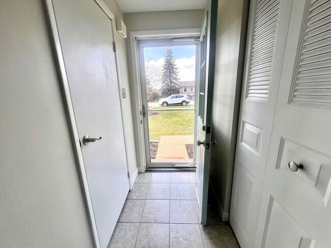 Foto del edificio - Adorable Townhouse - 2 Bedroom 1.5 Bathroom - Bonnie Brae Drive