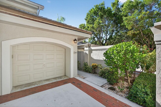 Building Photo - 16100 W Bay Dr