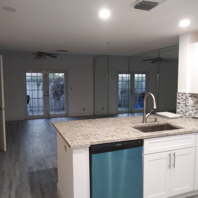Cocina con vista al comedor y sala de estar. - 2811 NE 15th St