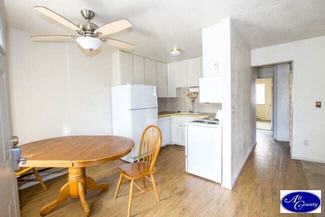 Building Photo - 1209 W Plum St