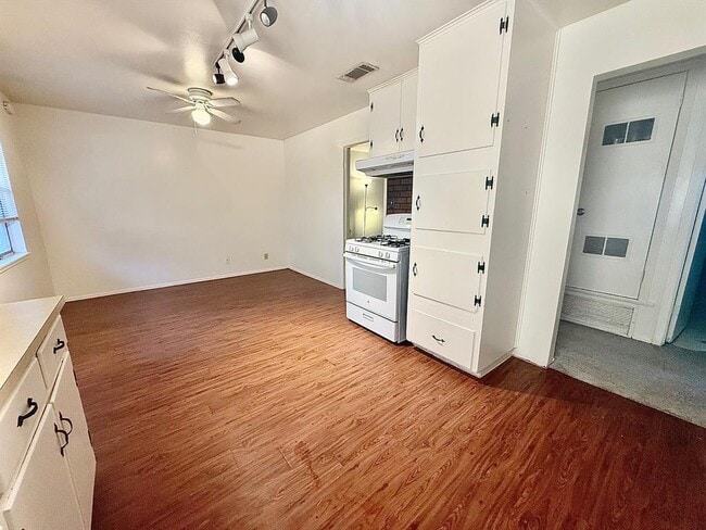 Building Photo - 2411 S 5th St