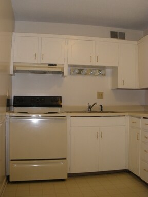 Building Photo - 5811 Maple St