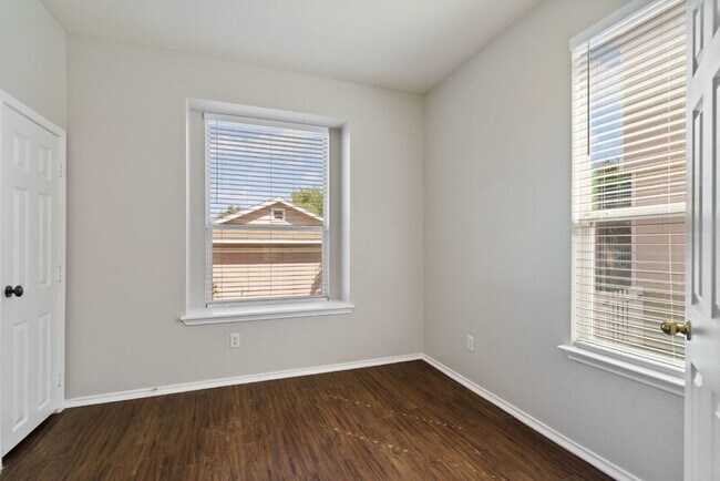 Foto del edificio - 919 Bogart Rd