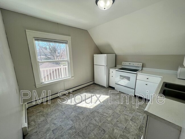 Building Photo - 927 S Spring Ave