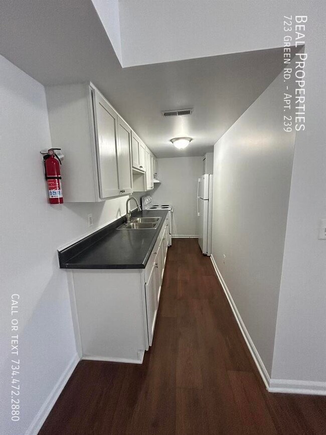 Foto del edificio - 723 Green Rd