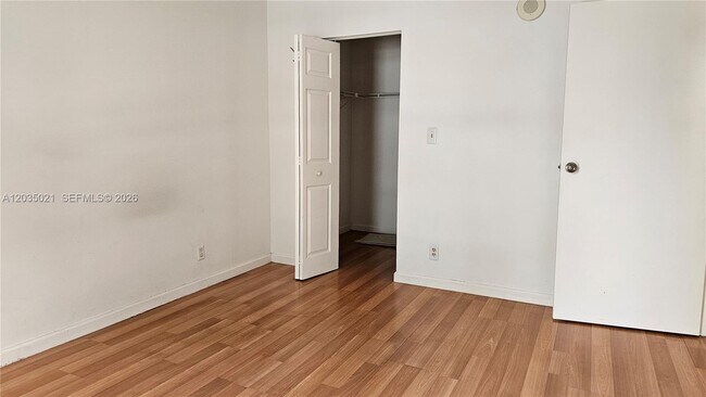 Foto del edificio - 16909 N Bay Rd