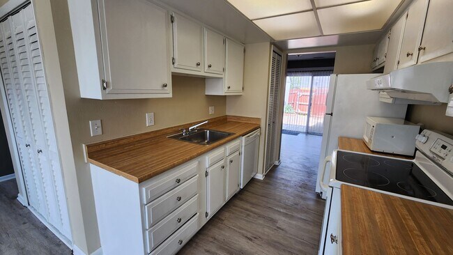 Foto del edificio - Nice 2-Story Townhome, Centrally located i...