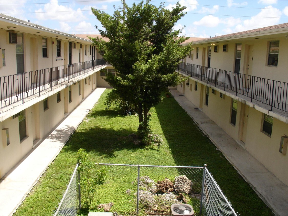 Courtyard - 1288 W 29th St