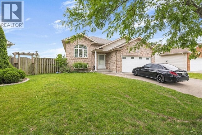 Building Photo - 1081 Treverton Crescent