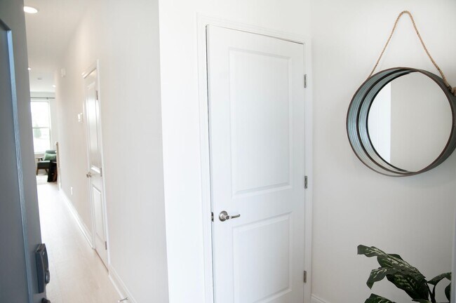 Building Photo - Beautiful 3 bd Townhomes Await at Clover Ridge! Washer & Dryer provided