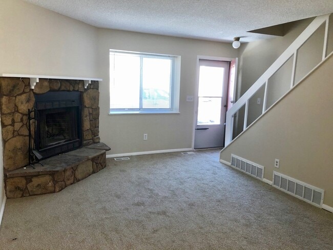 Building Photo - La Jolla 2BD Two-Story Townhome convenient...