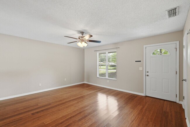Foto del edificio - Quiet neighborhood, Centrally located, 3 bedroom 2 bath home in NW