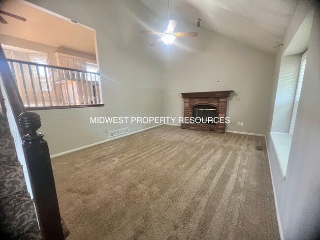 Building Photo - Refreshing & Tidy Lee's Summit Split for L...