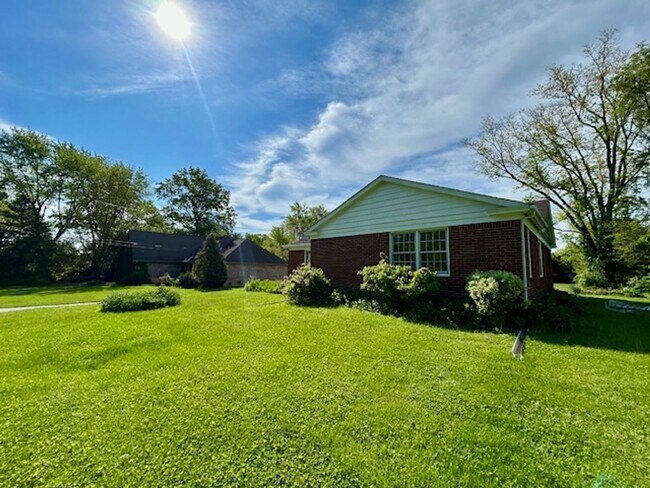 Building Photo - Beautiful 3 Bedroom, 2 Bath Home with Larg...