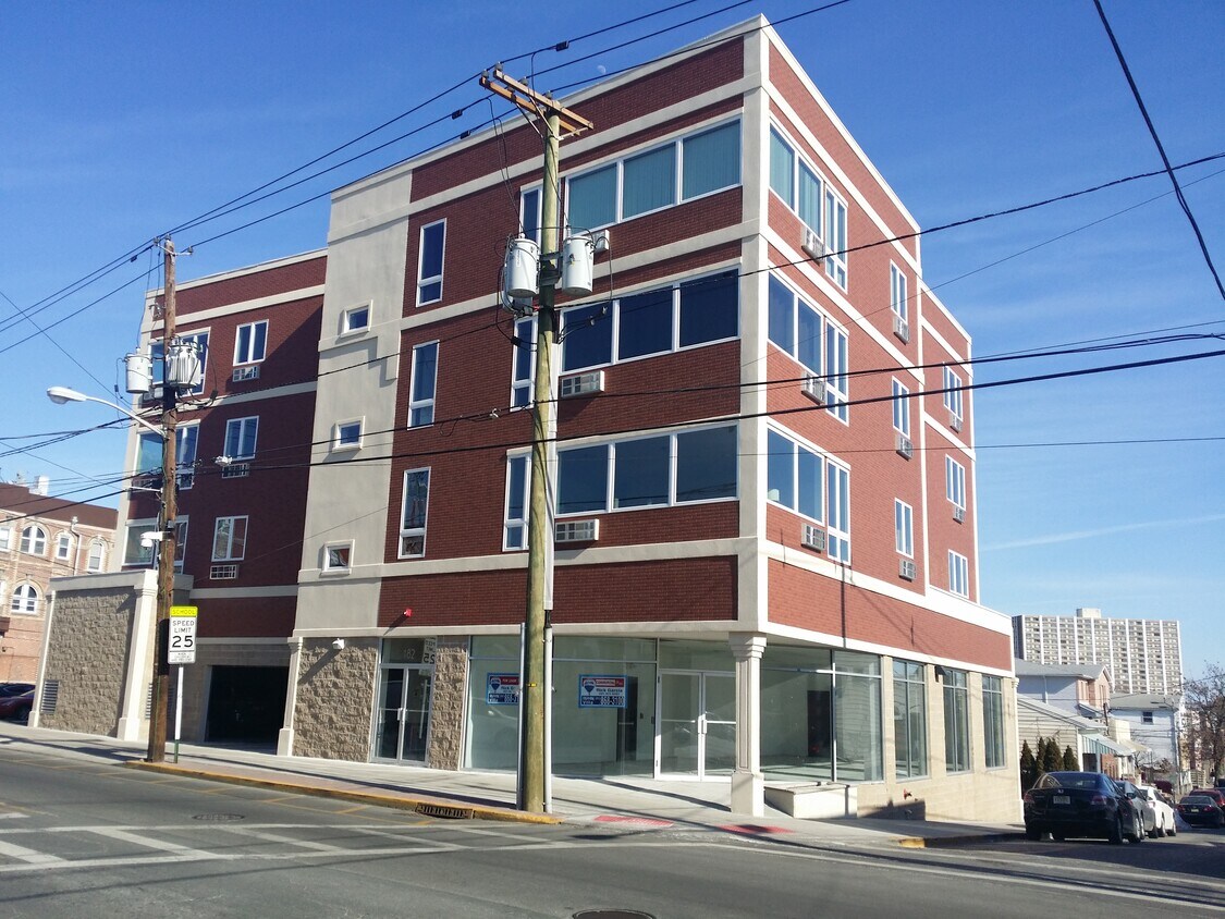 Primary Photo - 182 Anderson Ave