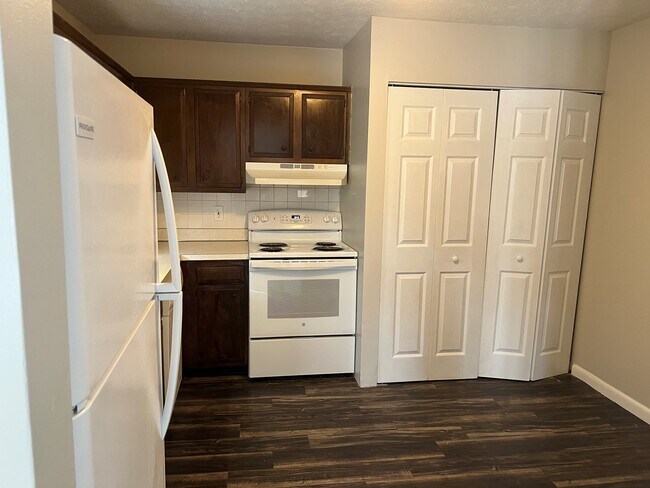 Building Photo - 906 Valley View Dr