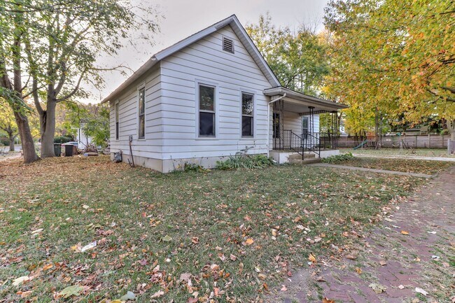 Building Photo - 2 Bedroom bungalow close to Downtown Urban...