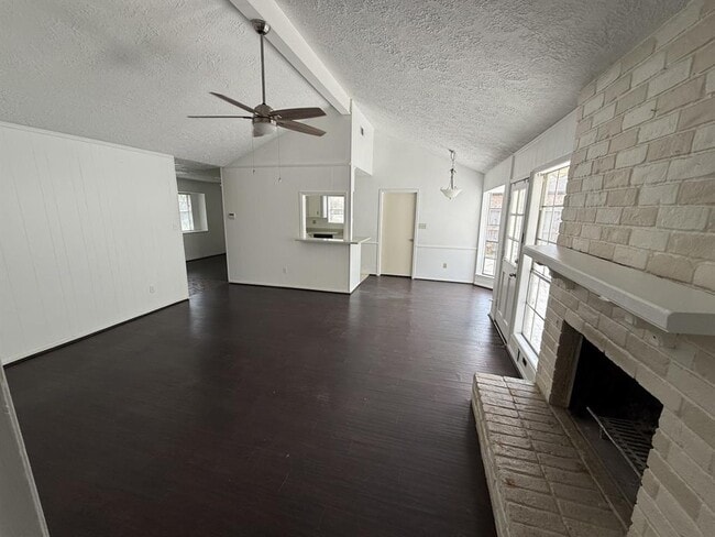 Building Photo - 2206 Round Lake Dr