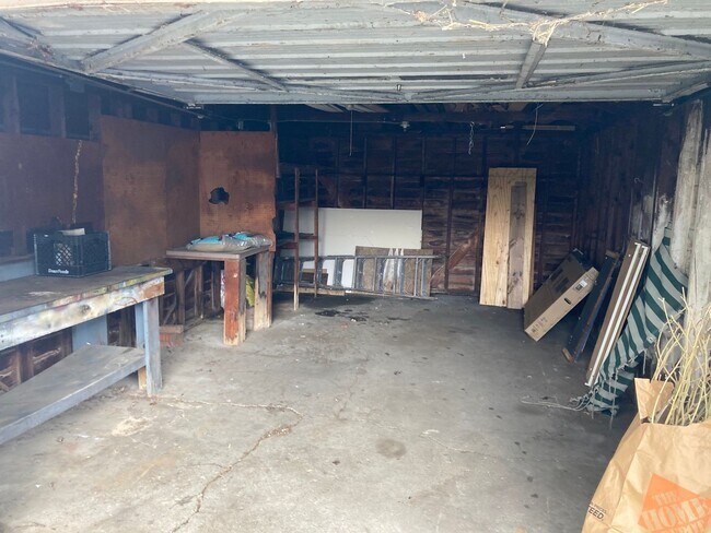 Foto del edificio - A Great 3 Bedroom Ranch with Nice Basement, Garage and Backyard Sec. 8 OK