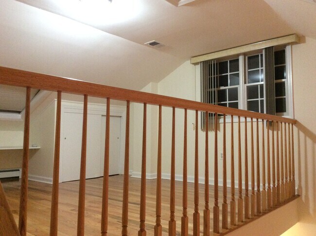 Loft con ventana y Sky Light - 98 Leslie Ave