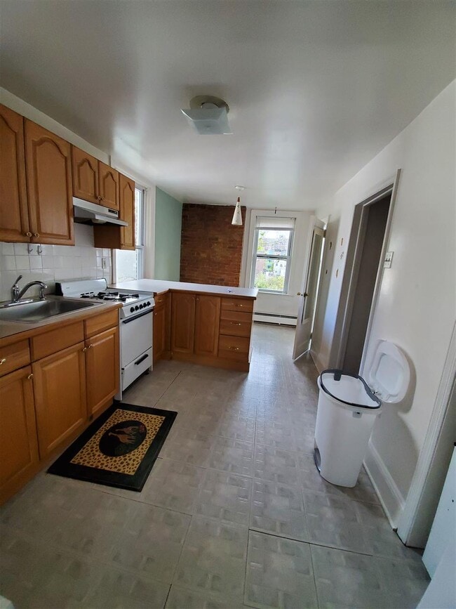 Building Photo - 207 3RD St