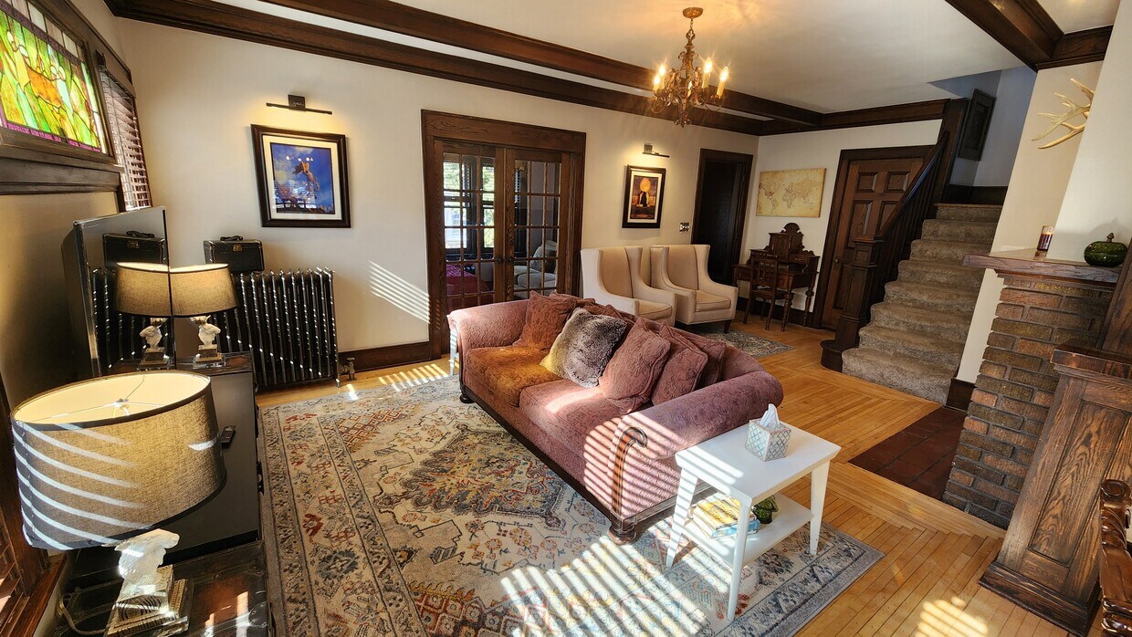 Sala de estar con Smart HDTV de 65" - 3230 Lyndale Ave N