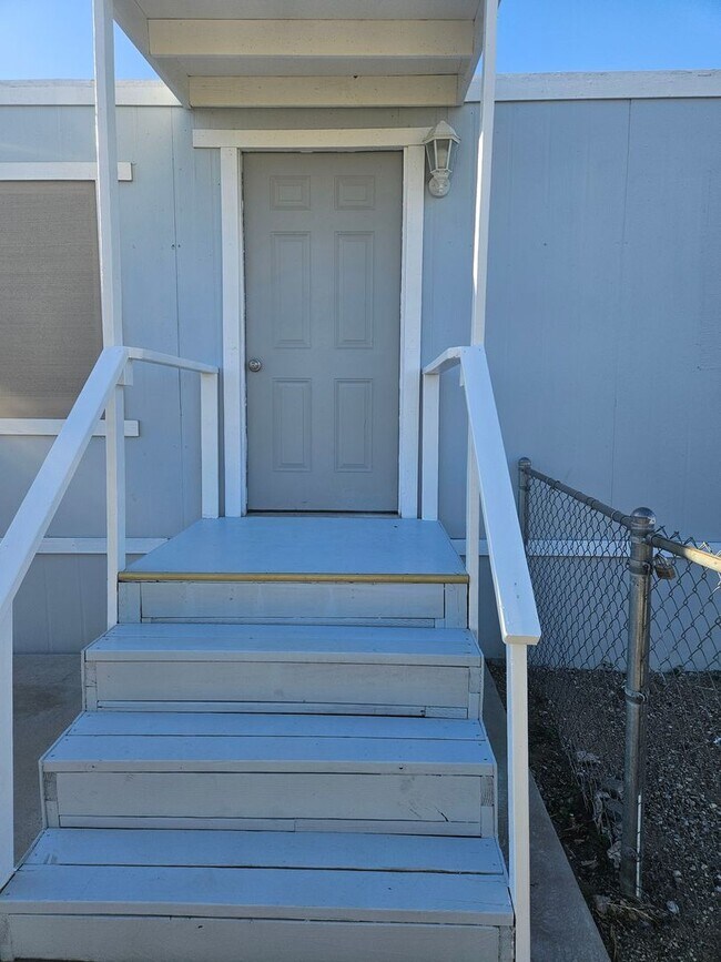 Foto del edificio - 2 Bed 1 Bath Fenced Mobile