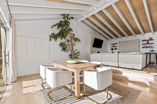 Building Photo - 2019 Sunset Plaza Dr