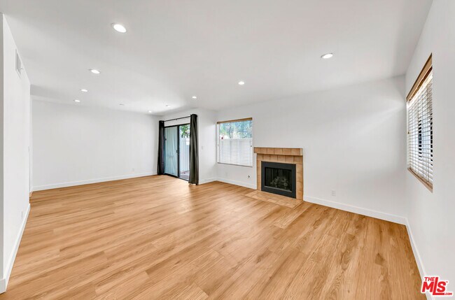 Foto del edificio - 22135 Burbank Blvd