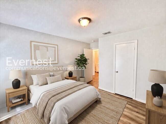 Foto del edificio - 3 Bed, 2.5 Bath Town Home with Garage / Pet-Friendly / Available Now!