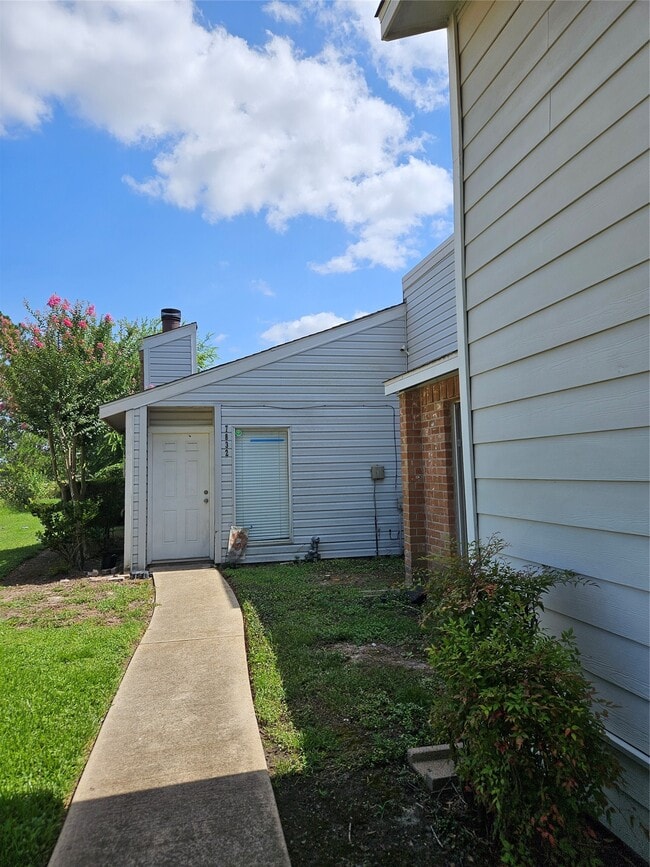 Building Photo - 7832 Green Lawn Dr