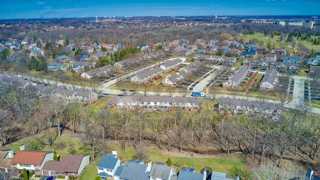 Building Photo - 23W439 Green Trails Dr