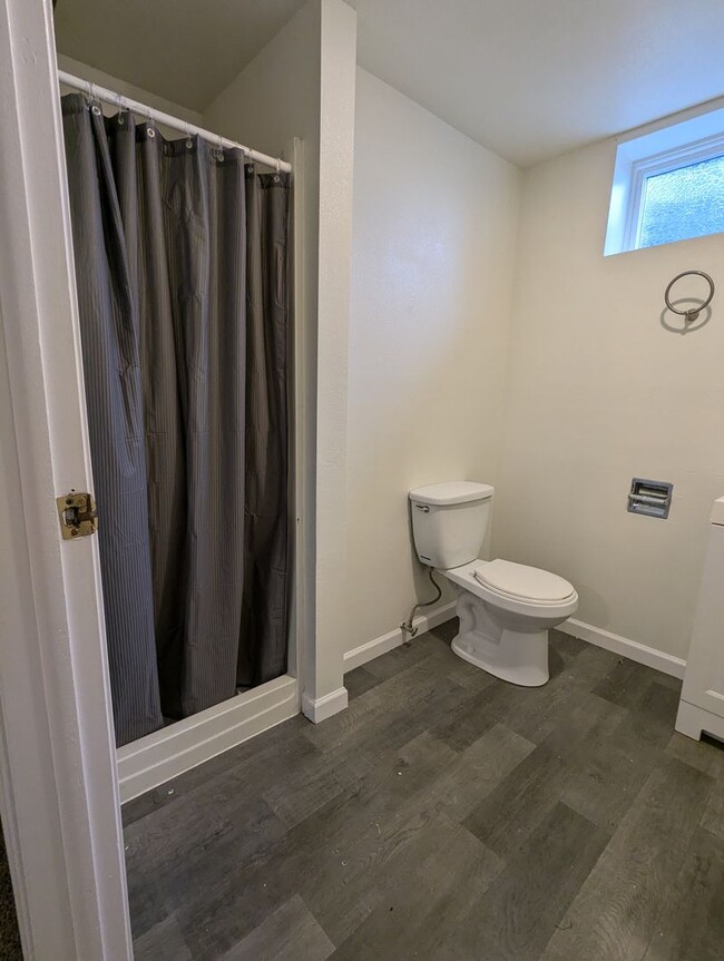 Building Photo - Large 4 bedroom 2.5 bath Orchards house wi...