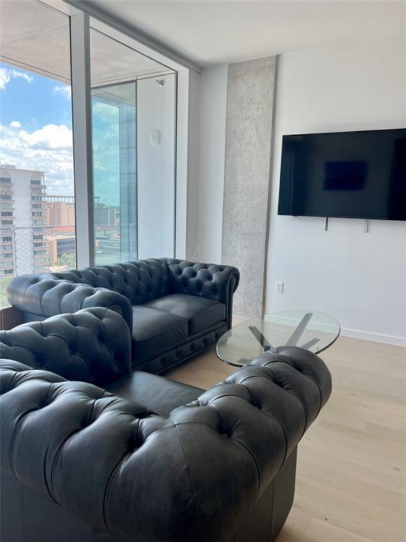 Foto del edificio - 313 W 17th St