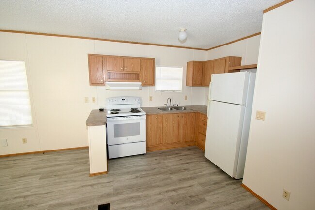 Foto del edificio - 24455 Needham Rd
